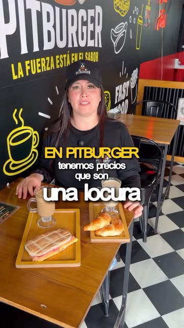 Café con leche, medialunas y tostado en bandejas de madera en el local de Pitburger
